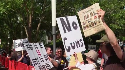 Vendredi 27 mai se tient le congrès de la NRA, association pro-armes des États-Unis. Cela provoque la colère, trois jours après la tuerie qui a provoqué la mort de 19 enfants dans une école.&nbsp; (FRANCE 3)