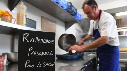 Dans l'hôtellerie et la restauration, les saisonniers ont, en moyenne, une vingtaine d'années selon la Dares. (NICOLAS CREACH / MAXPPP)