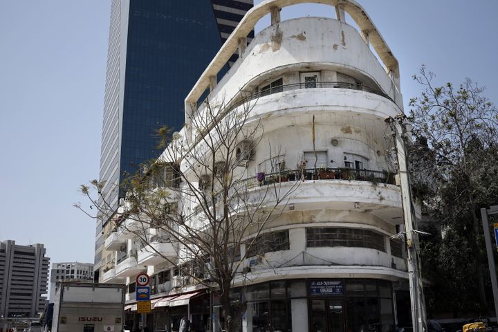 Un autre immeuble de style Bahaus, reconnaissable à ses lignes épurées. (THOMAS COEX / AFP)