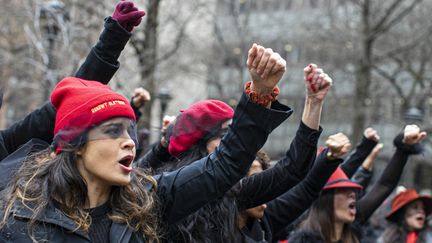 Une soixantaine de femmes protestent vendredi 10 janvier 2020 devant le tribunal de Manhattan (New York, Etats-Unis), où se tient le procès du producteur Harvey Weinstein accusé de multiples agressions sexuelles. (KENA BETANCUR / GETTY IMAGES NORTH AMERICA)