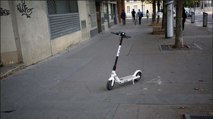 Une trottinette en libre-service "garée" au milieu d'un trottoir. (LUC NOBOUT / MAXPPP)