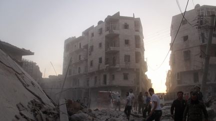 Des milliers d'habitants attendent toujours de pouvoir sortir de la ville d'Alep en ruines. (AMEER AL-HALBI \ APAIMAGES / MAXPPP)