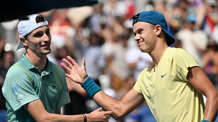 Le Danois Holger Rune (à droite) s'est imposé face au Français Ugo Humbert, le 21 janvier 2023, lors du troisième tour de l'Open d'Australie. (PAUL CROCK / AFP)