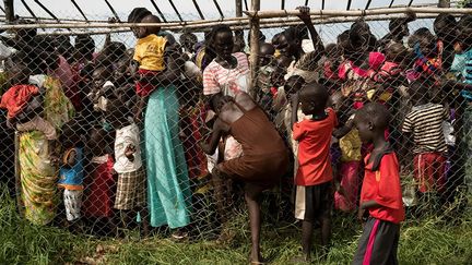 où la population pense pouvoir se réfugier. Les Casques bleus chinois, mongoles, angolais et indiens ne sont pas toujours à la hauteur. Ce n’est pas leur conflit. La Chine est très présente, elle a perdu plusieurs hommes. Le pétrole qui continue de sortir du pays est exporté essentiellement vers la Chine. L’aide alimentaire n’arrive pas dans les villages, mais les armes, elles, arrivent dans les deux camps. (Adriane Ohanesian )