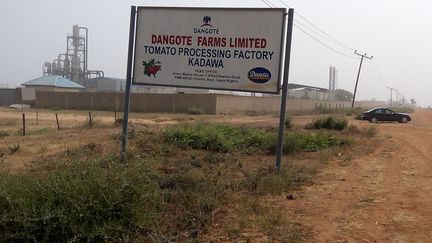 Panneau&nbsp;indiquant l'usine de transformation de tomates Dangote, à Kadawa, à l'extérieur de la ville de Kano, dans le nord du Nigeria. Photo de décembre 2015. (AFP)