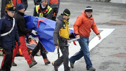 Les sauveteurs italiens ram&egrave;nent &agrave; Courmayeur (Italie)&nbsp;les corps des deux alpinistes fran&ccedil;ais retrouv&eacute;s morts mercredi 9 novembre 2011 dans le massif du Mont-Blanc. (JEAN-PIERRE CLATOT / AFP)