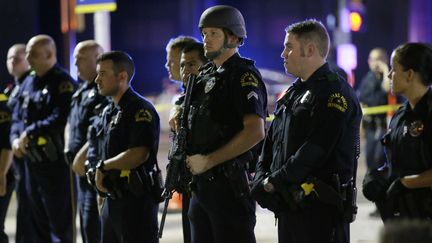 Des policiers de Dallas se tiennent en ligne, près du lieu de la fusillade qui a coûté la vie à 5 policiers, le 8 juillet 2016. (LM OTERO / AP / SIPA)