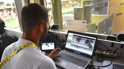 Un chronométreur dans la cabine située sur la ligne d'arrivée&nbsp;des étapes du Tour de France pour déterminer le vainqueur et le classement, le 15 juillet 2022. (HORTENSE LEBLANC / FRANCEINFO: SPORT)