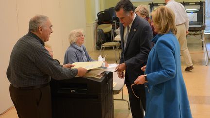 Le candidat du camp r&eacute;publicain a d&eacute;pos&eacute; son bulletin en compagnie de sa femme &agrave; Belmont, dans l'&eacute;tat du Massachusetts. (EMMANUEL DUNAND / AFP)