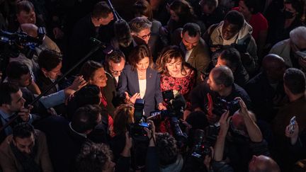 Anne Hidalgo face à la presse lors d'un meeting de la candidate du Parti socialiste à la présidentielle, le 26 mars 2022. (LILIAN CAZABET / HANS LUCAS)