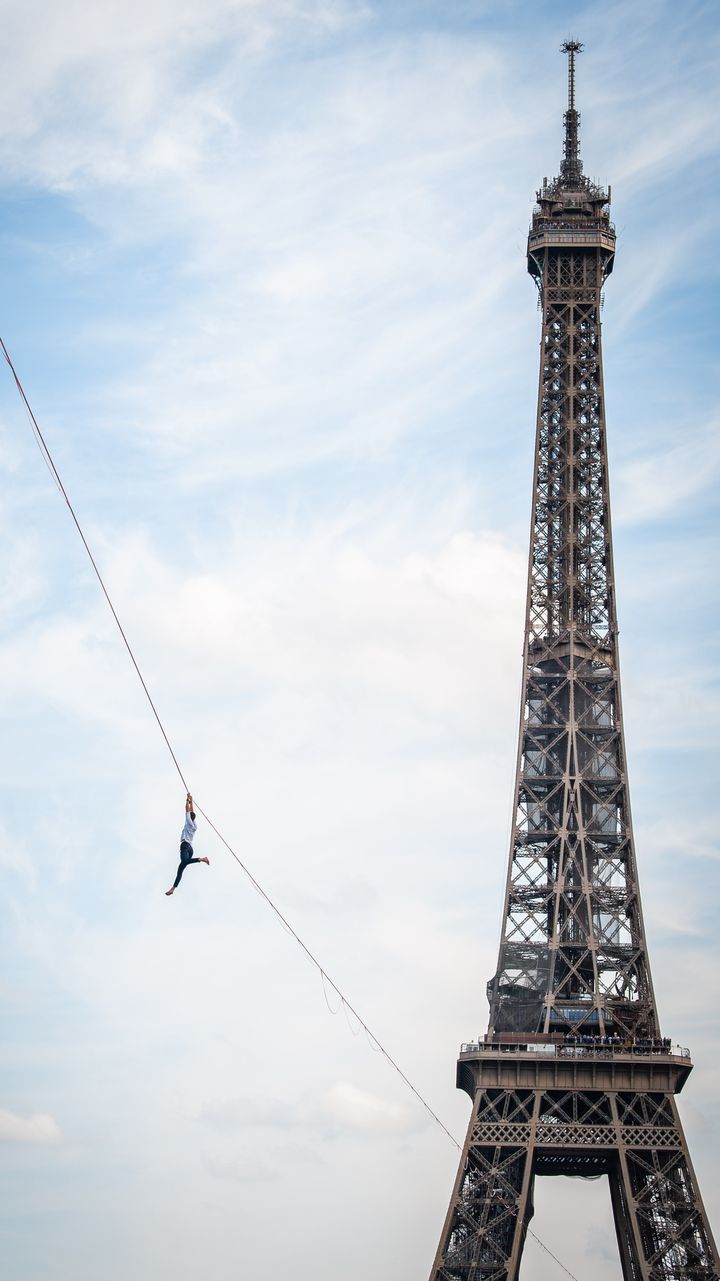 Nathan Paulin fait une traversée de la Tour Eiffel au Théâtre de Chaillot, en septembre 2021. (Benjamin Mengelle)