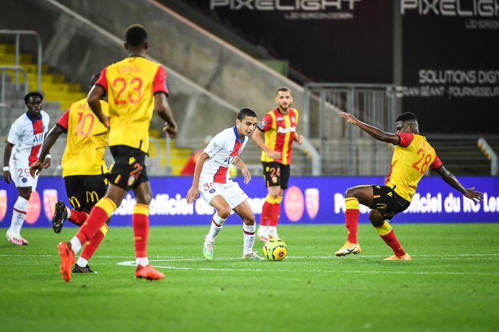 Kays Ruiz-Atil entouré de quatre Lensois. (MATTHIEU MIRVILLE / MATTHIEU MIRVILLE)