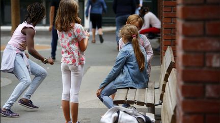 Des enfants sont en récréation dans la cour de leur école à Paris, le 4 septembre 2018. (MAXPPP)