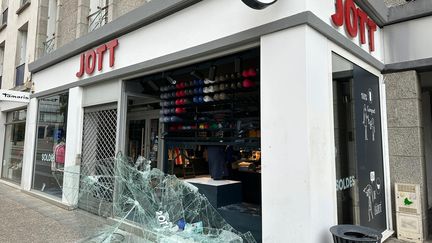 Un magasin saccagé à Brest (Finistère), le 30 juin 2023. (NICOLAS OLIVIER / RADIO FRANCE)