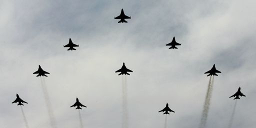 F16 polonais volant au-dessus de Varsovie, lors d'une parade militaire, le 15 août 2007 (REUTERS - Peter Andrews)