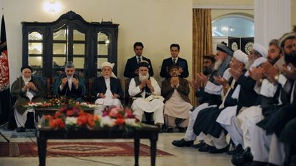 Le président afghan, Hamid Karzaï, entouré de parlementaires le 7 octobre 2010 (AFP Shah Marai)