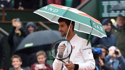 Roland-Garros sous la pluie : Djokovic s'amuse avec un parapluie au-dessus de sa tête