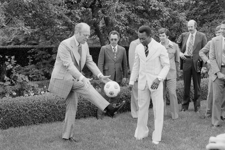 Pelé tente d'initier au football le président des Etats-Unis, Gerald Ford, sur la pelouse de Maison Blanche, le 28 juin 1975, à Washington (Etats-Unis). (BETTMANN / BETTMANN)