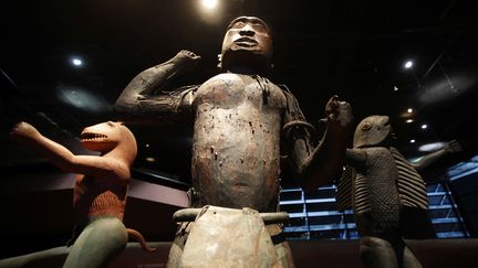 Trois statues originaires du royaume du Dahomey (aujourd'hui le Bénin), datant vraisemblablement du XIXe siècle et exposées au musée du Quai Branly à Paris. Photo prise le 23 novembre 2018. (PHILIPPE WOJAZER / X00303 / REUTERS)