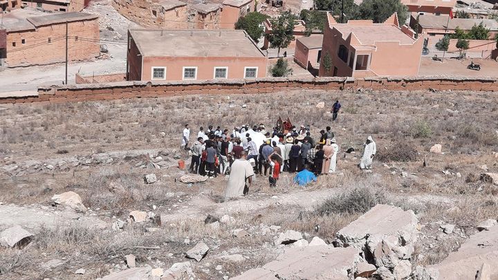 Enterrement dans le cimetière de Moulay Brahim, un homme a perdu ses quatre enfants et sa femme. (SANDRINE ETOA-ANDEGUE / RADIO FRANCE)