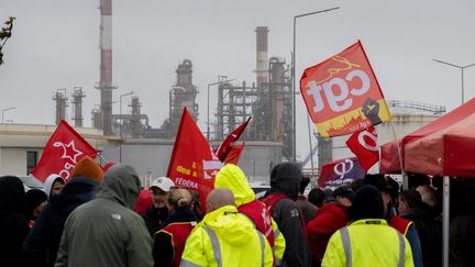 Les salariés de TotalEnergies en grève à la raffinerie de Donges (Loire-Atlantique), le 14 octobre 2022.&nbsp; (ESTELLE RUIZ / HANS LUCAS / AFP)