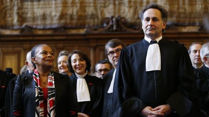 
Le batonnier de Paris, Me Pierre-Olivier Sur, aux côtés de la garde des Sceaux, Christiane Taubira, le 11 décembre 2015, lors de la rentrée solennelle du barreau parisien. (PATRICK KOVARIK / AFP)