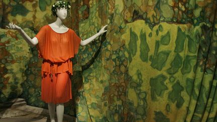 Une robe dessinée par Paul Poiret en 1920, en crêpe de soie orange, exposée en 2007 dans l'exposition "Poiret King of fashion" au Metropolitan Museum de New York
 ( Mary Altaffer/AP/SIPA)