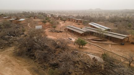 Le&nbsp;"village-opéra" de l'architecte Francis Kéré à&nbsp;Laongo, au Burkina, le 16 mars 2022 (OLYMPIA DE MAISMONT / AFP)