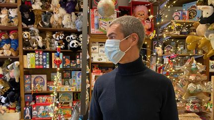 Thierry&nbsp;Leroux, patron du magasin Tikibou, dans le quartier Montparnasse, à Paris, le 23 novembre 2020. (BORIS LOUMAGNE / RADIO FRANCE)