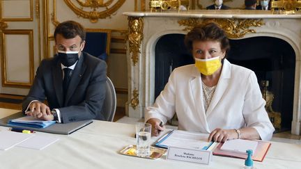 Le président de la République Emmanuel Macron et la ministre de la Culture, Roselyne Bachelot, lors d'une réunion avec les propriétaires de discothèques, à l'Elysée, le 21 juin 2021. (LUDOVIC MARIN / AFP)