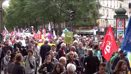 Manifestations contre les violences policières : une voiture de police attaquée à Paris (Franceinfo)