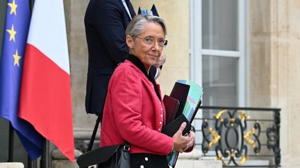 La première ministre Elisabeth Borne sur le perron de l'Elysée, le 26 septembre. (EMMANUEL DUNAND / AFP)