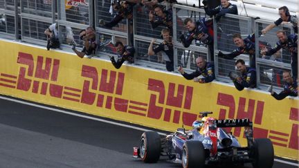 L'&eacute;quipe Red Bull f&eacute;licite le pilote de F1 Sebastian Vettel vainqueur du Grand Prix du Japon, le 13 octobre 2013. (TORU HANAI / REUTERS)