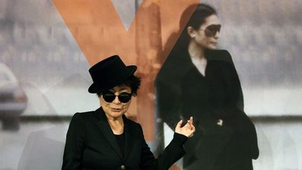 Yoko Ono devant une autre elle-même, à Francfort (14/02/2013)...
 (Daniel Roland / AFP)