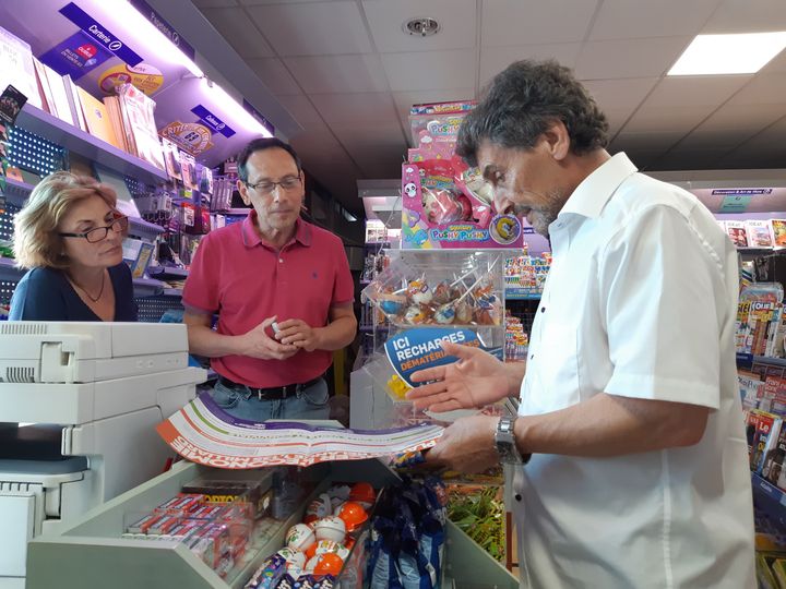 Mohed Altrad,&nbsp;candidat à la mairie de Montpellier (Hérault), en discussion avec les gérants d'un tabac-presse de la ville, le 16 juin 2020. (RAPHAEL GODET / FRANCEINFO)