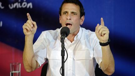 Le leader de l'opposition v&eacute;n&eacute;zu&eacute;lienne Henrique Capriles lors d'une conf&eacute;rence de presse &agrave; Caracas le 24 avril 2013. (LEO RAMIREZ / AFP)