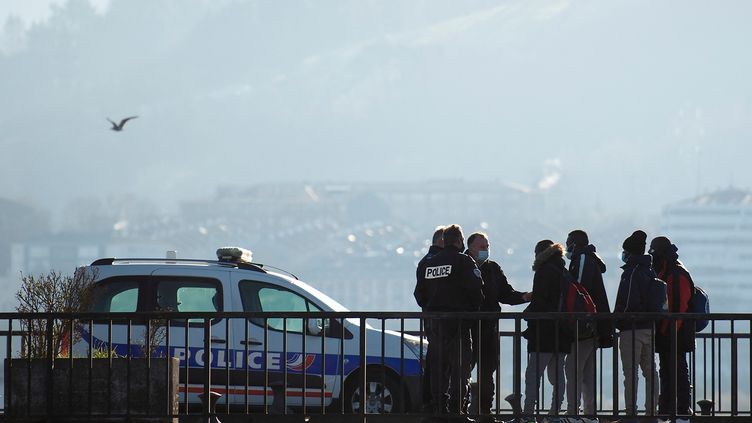 French police officers arrest four migrants trying to cross the Franco-Spanish border bridge in Santiago between Irun (Spain) and Hendaye (France), on January 13, 2022. (ANDER GILLENEA / AFP)