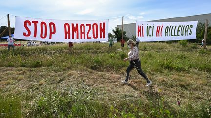 Des militants d'Attac lors d'une manifestation contre un projet de construction d'un entrepôt Amazon à Fournès (Gard), le 29 mai 2021.&nbsp; (PASCAL GUYOT / AFP)