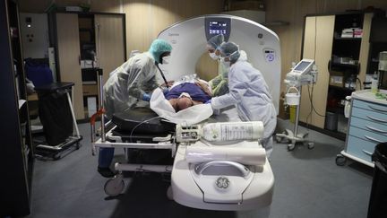 Des infirmières s'occupent d'un patient atteint du Covid-19 le 8 avril 2020 dans une clinique à Bagnolet (Seine-Saint-Denis). (LUDOVIC MARIN / AFP)