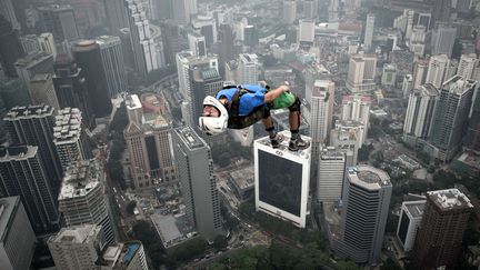 Le base-jumper russe Denis Odintsov participe &agrave; une comp&eacute;tition internationale de la discipline &agrave; Kuala Lumpur (Malaysie), le 27 septembre 2013. (MOHD RASFAN / AFP)