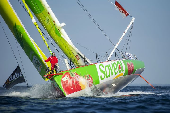 La navigatrice Samatha Davies &agrave; l'avant de son bateau "Sav&eacute;ol", au large des Sables d'Olonne (Vend&eacute;e), le 24 septembre 2012.&nbsp; (VINCENT CURUTCHET / DPPI / AFP)