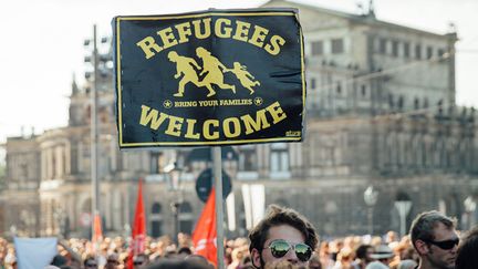 &nbsp; (A Dresde, plusieurs milliers de personnes ont manifesté pour souhaiter bienvenue aux réfugiés. © Maxppp)