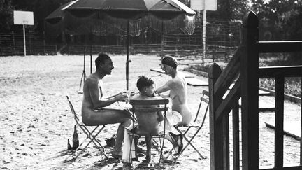 Un déjeuner au soleil dans le plus simple appareil, au Club gymnique de France, à Villecresnes (Val-de-Marne), vers 1930. (CLUB GYMNIQUE DE FRANCE)