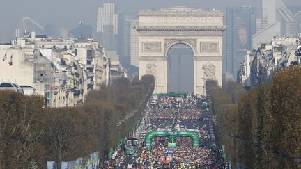 La 39e édition du marathon de Paris sur les Champs-Élysées, en avril 2015 (archive). (THOMAS SAMSON / AFP)