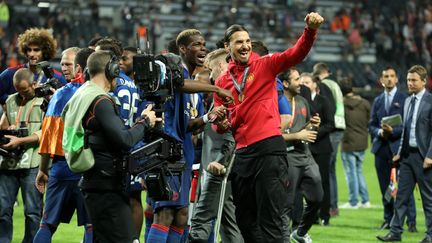 Zlatan Ibrahimovic, aux côtés de son coéquipier Paul Pogba, célèbre la victoire de Manchester United contre l'Ajax Amsterdam en finale de la Ligue Europa, le 24 mai 2017.&nbsp; (SOREN ANDERSSON / AFP)