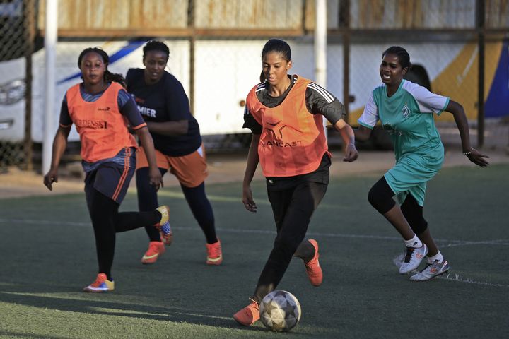 La footballeuse soudanaise Orjuan Essam, 19 ans, à l'entraînement le 20 novembre 2019. (ASHRAF SHAZLY / AFP)