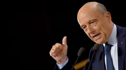 Alain Juppé, le 19 octobre 2016 à Rennes. Le candidat à la primaire à&nbsp;droite est&nbsp;en tête dans les sondages, devant Nicolas Sarkozy. (LOIC VENANCE / AFP)