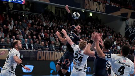 Nikola Karabatic en action lors de PSG-Elverum en Ligue des champions de handball le 7 avril 2022. (CHRISTOPHE PETIT TESSON / EPA via MaxPPP)