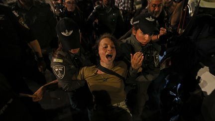 Des heurts ont éclaté à Tel Aviv, en Israël, entre manifestants et policiers lors d'une mobilisation contre la réforme du système judiciaire. (AHMAD GHARABLI / AFP)