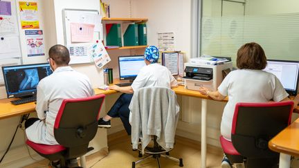 Des soignants dans un service d'urgences pédiatriques, le 15 février 2023 à Bry-sur-Marne (Val-de-Marne). (ALINE MORCILLO / HANS LUCAS / AFP)